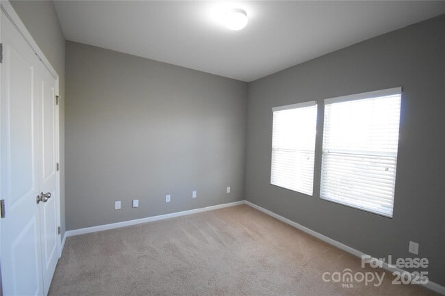 Building Photo - 3296 Saddlebrook Dr