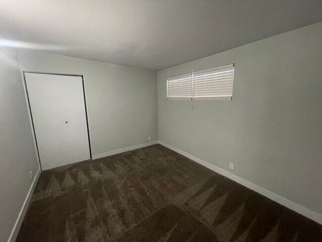 Building Photo - NEWLY REMODELED 3 BEDROOM 2 BATH HOME COME...