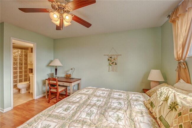 Building Photo - 2400 NE 10th St