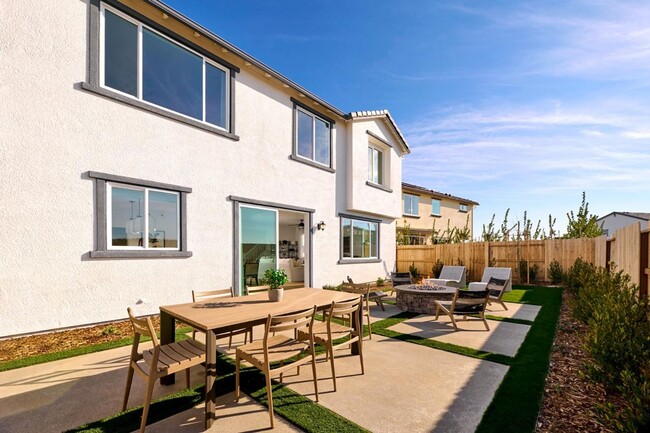 Building Photo - NEWER SOLAR HOME – 4 Bed / 3 Bath + Loft | 2,800 Sq Ft  SEE VIDEO
