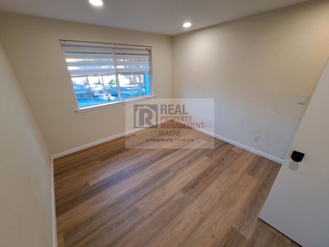 Building Photo - Check out this nice 3 bedroom, 2.0 bath ho...