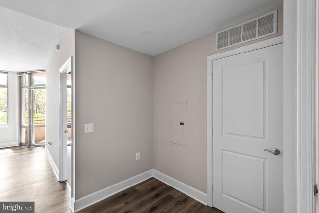 Building Photo - 3600 S Glebe Rd