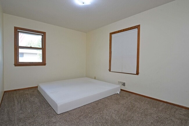 Building Photo - Spacious 3 bed, 2 bath rental in Bloomingt...