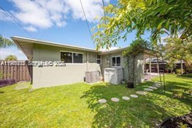 Building Photo - 1532 NE 39th St