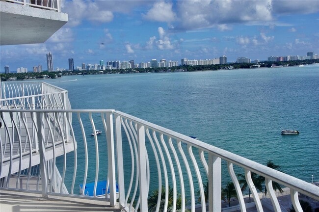 Building Photo - 7601 E Treasure Dr