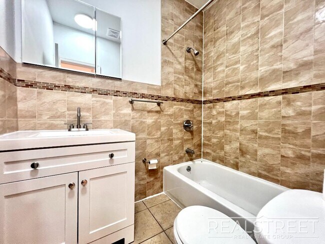 Building Photo - Lovely 2 Bed + Office in Bushwick with WD!