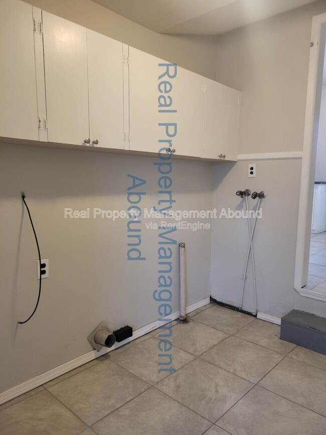 Building Photo - 1415 S New Haven Ave