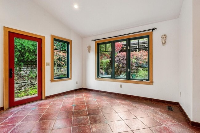 Building Photo - 385 Moraga Ave