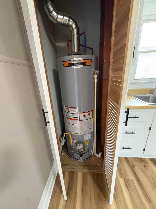 Building Photo - 645 Forest Ave