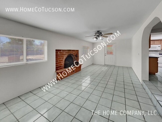 Building Photo - 8905 N Hickory Dr