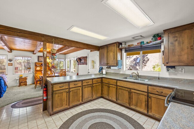 Building Photo - 3 bedroom, 2 bathroom, Spacious Scenic Munds Park Home!