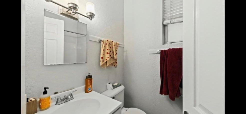 Bathrooms have been updated since this photo with new mirrors and fixtures - 1539 N Campbell Ave