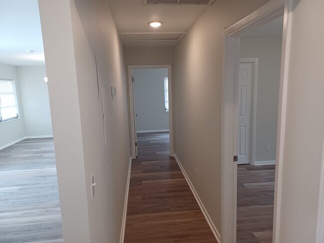 Building Photo - Beautiful 2 BR 1 BA Lakefront View Rental ...
