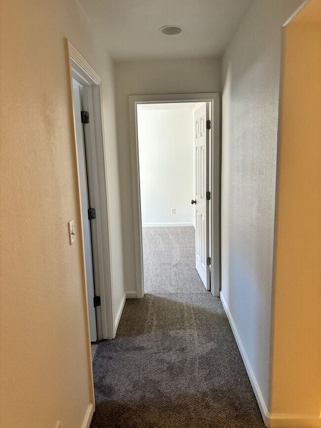 Building Photo - BEAUTIFUL, SPACIOUS,  4 BEDROOM, 2 BATHROO...