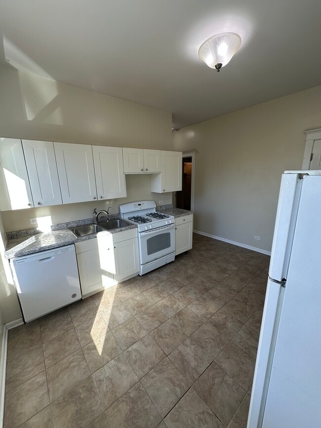 Building Photo - 953 N California Ave