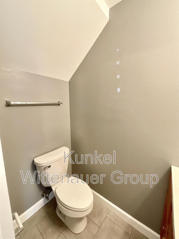 Building Photo - 704 Fountain View Dr