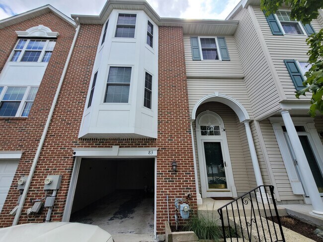 Building Photo - 83 Hunt Club Dr