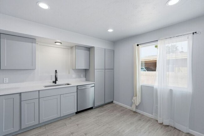 Building Photo - Spacious 3BR/2BA Tucson Retreat with 2-Car Garage & Expansive Patio