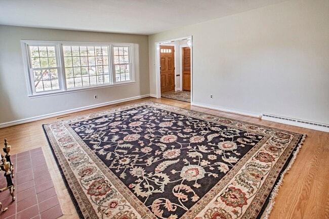 Building Photo - Lovely Colonial Home in Sharpley