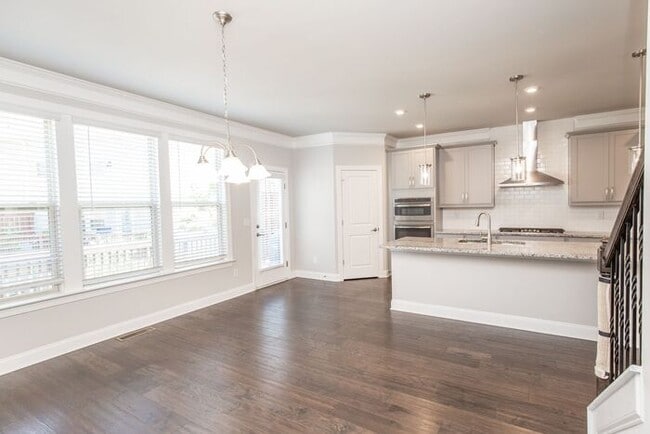 Building Photo - 3 story townhome in a great location in Chamblee