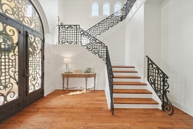 Building Photo - 6807 Lupton Dr