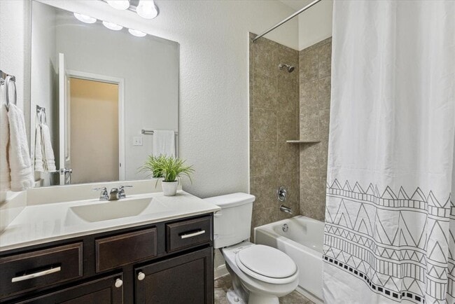 Building Photo - 6805 Leonardo Dr