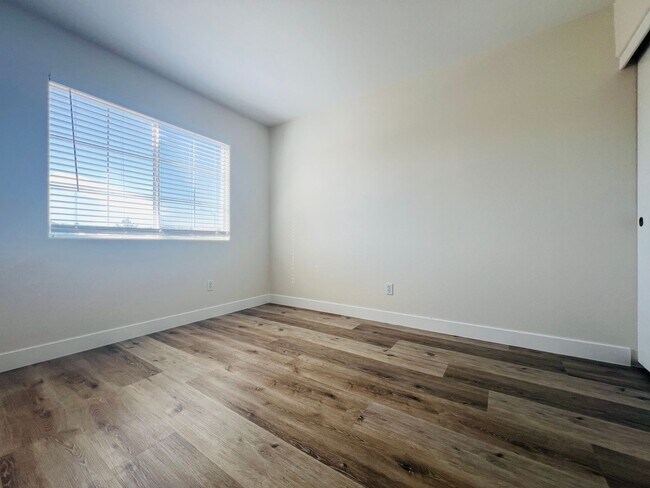 Building Photo - REMODELED, SPACIOUS, 4 BEDROOM HOME WITH VAULTED CEILINGS AND LOFT