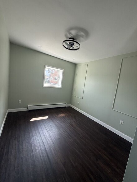 Building Photo - 132 E Main St