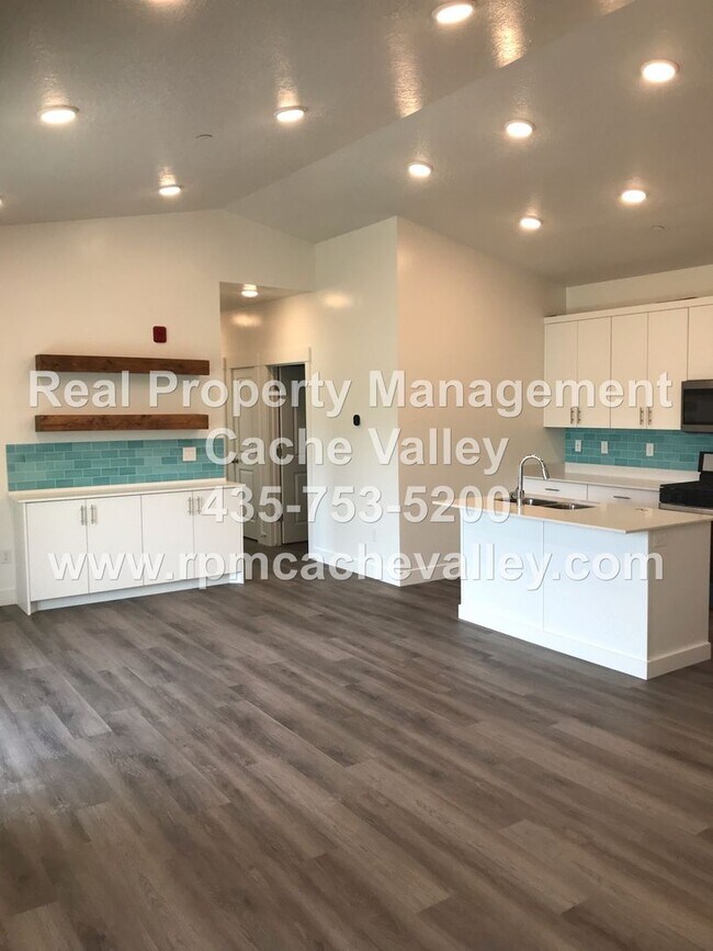 Building Photo - 163 E 550 N
