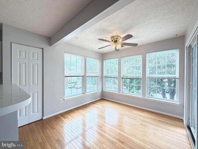 Building Photo - Beautiful 2BR/2BA Condo in Piney Orchard.