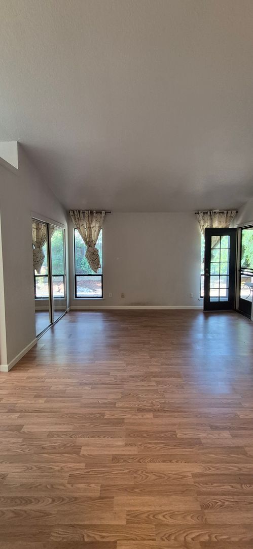 Building Photo - 642 Silvertop Way