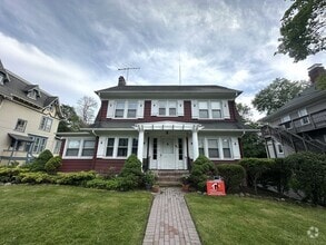 Building Photo - 5 bedrooms, 2.5 bathrooms