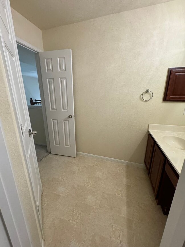 Building Photo - Beautiful 2 Story 4 Bdrm 2.5 Bath With a Loft