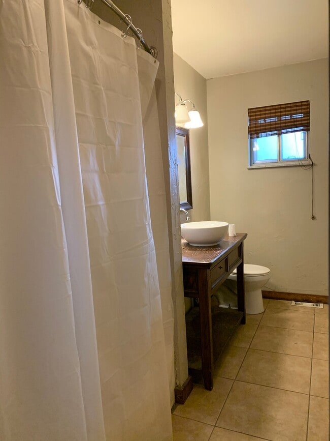 Building Photo - 3 Bedroom, 2 Bath Ranch Home with 1 Car At...