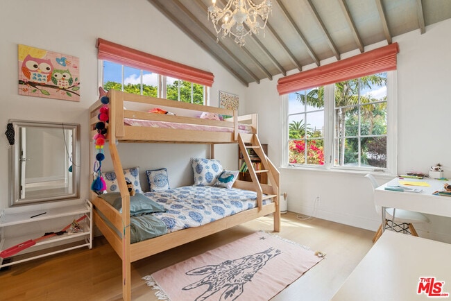 Building Photo - 942 Superba Ave