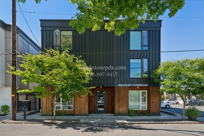 Building Photo - Ground-Level Modern Apartment at Bradley Commons!
