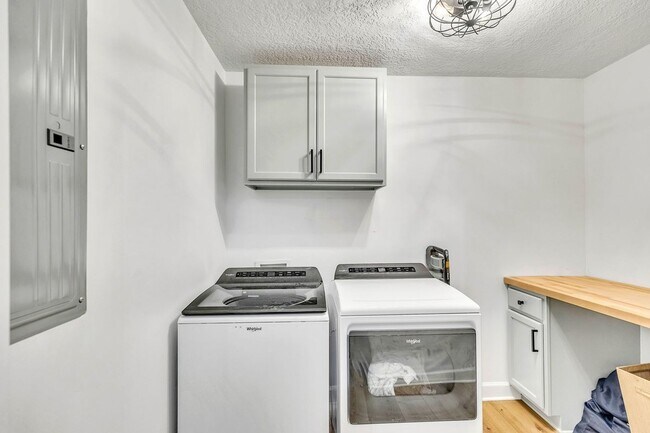 Building Photo - Gorgeously Updated 4 Bed/3.5 Bath in Tranquilla Hall - Buckhead