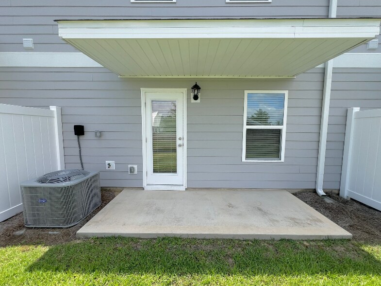 Building Photo - 1745 Jakes Dr