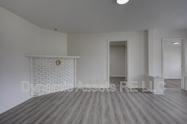 Building Photo - 208 E Park St