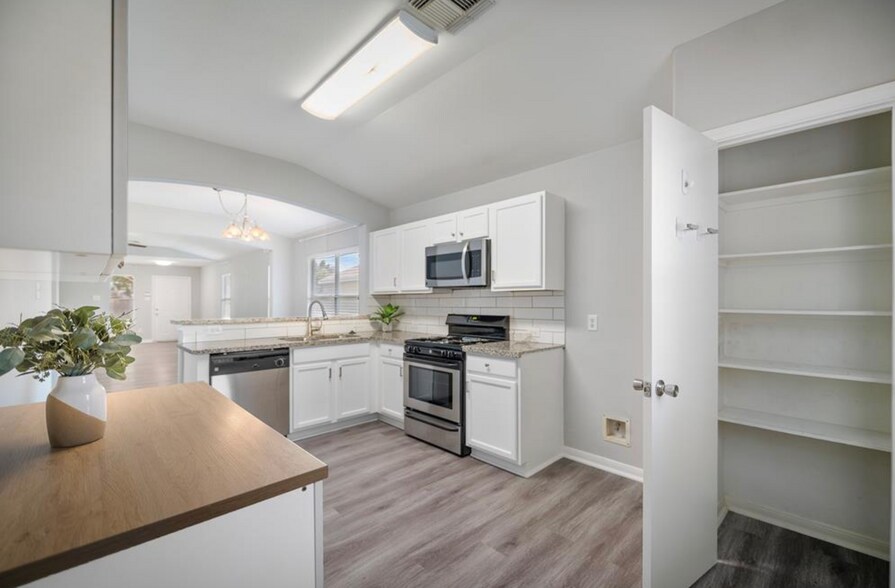 Kitchen - 18022 Riata Crossing Dr