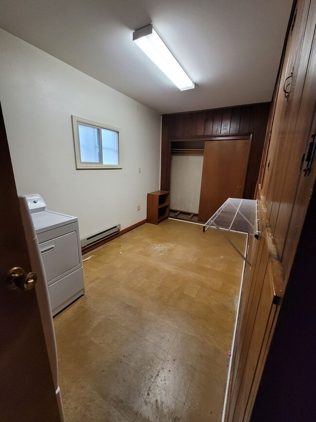 Building Photo - $2000 - 3BR/2BA Cozy House with Fenced Bac...