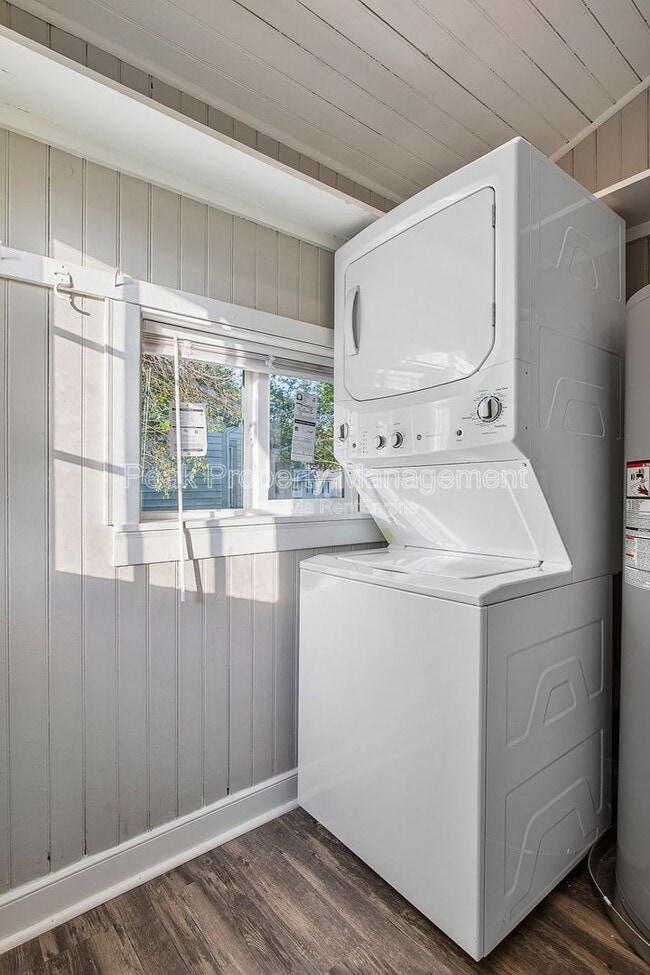 Building Photo - 18 Raines Ave