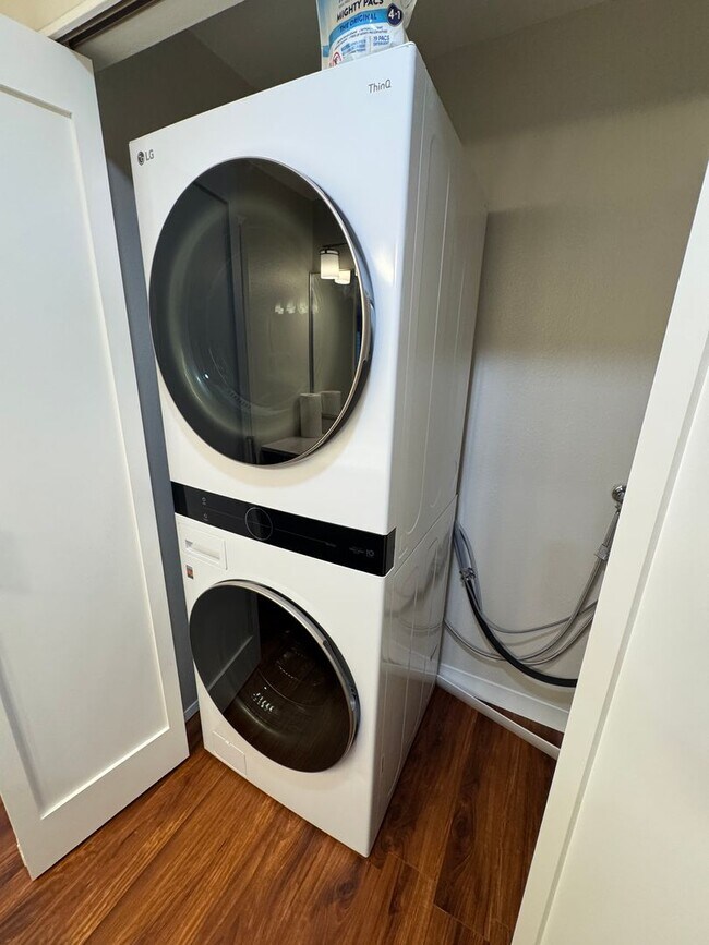 Building Photo - 2bd/2ba Kirkland Condo