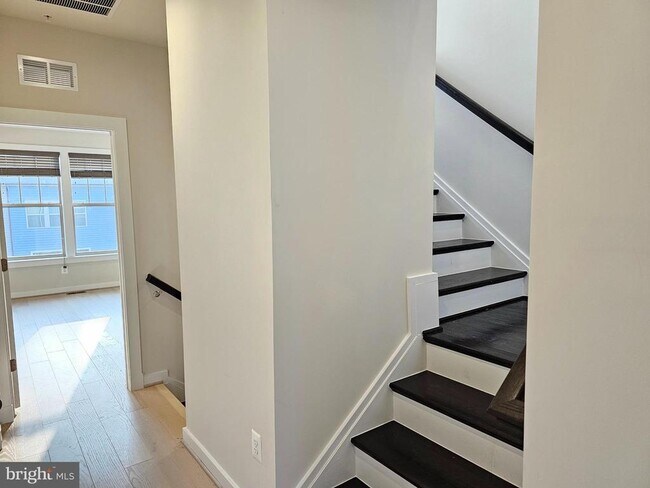 Building Photo - 8650 Satinwood Dr