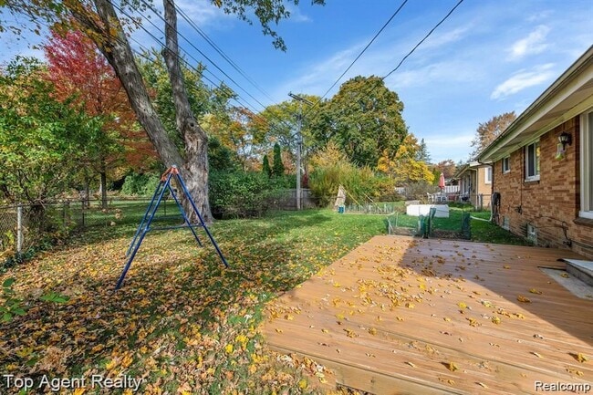 Building Photo - 881 Brooklawn Dr