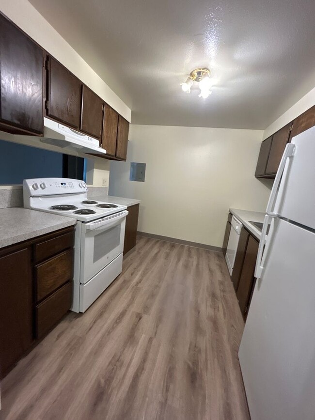 Building Photo - (946) 2780-B - Beautiful Updated 2-bedroom/1-bath