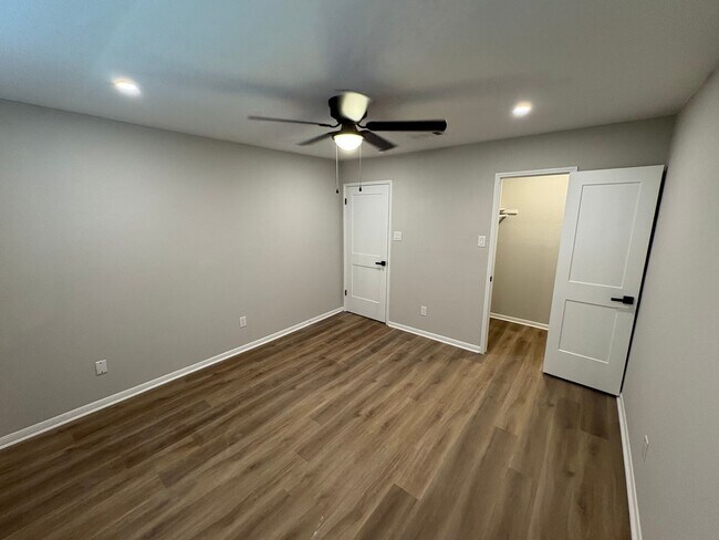 Building Photo - Newly Renovated 4 bed, 2.5 bath Townhome i...