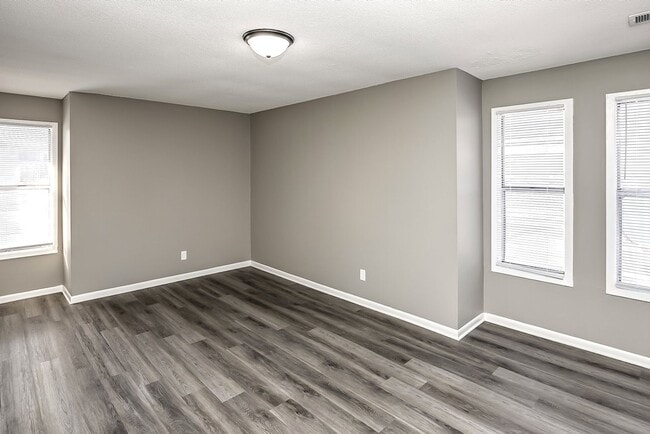 Building Photo - Spacious and updated 2 bed 1.5 bath!