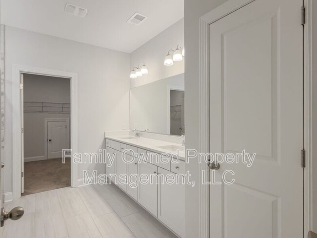 Building Photo - 208 Shortmarsh St