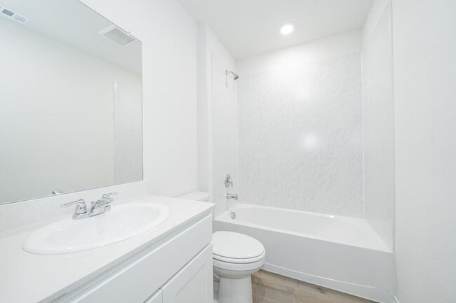 Building Photo - 2147 Thornton Dr